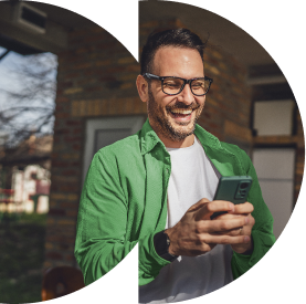 Homem negociando dívidas no celular